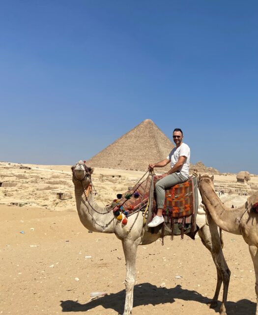 Kenny van dessel op kameel in de woestijn tijdens missie buitenlandse zaken